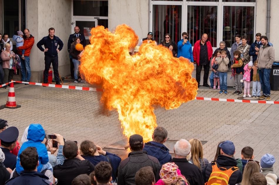 Vorführung einer Fettexplosion vor Publikum