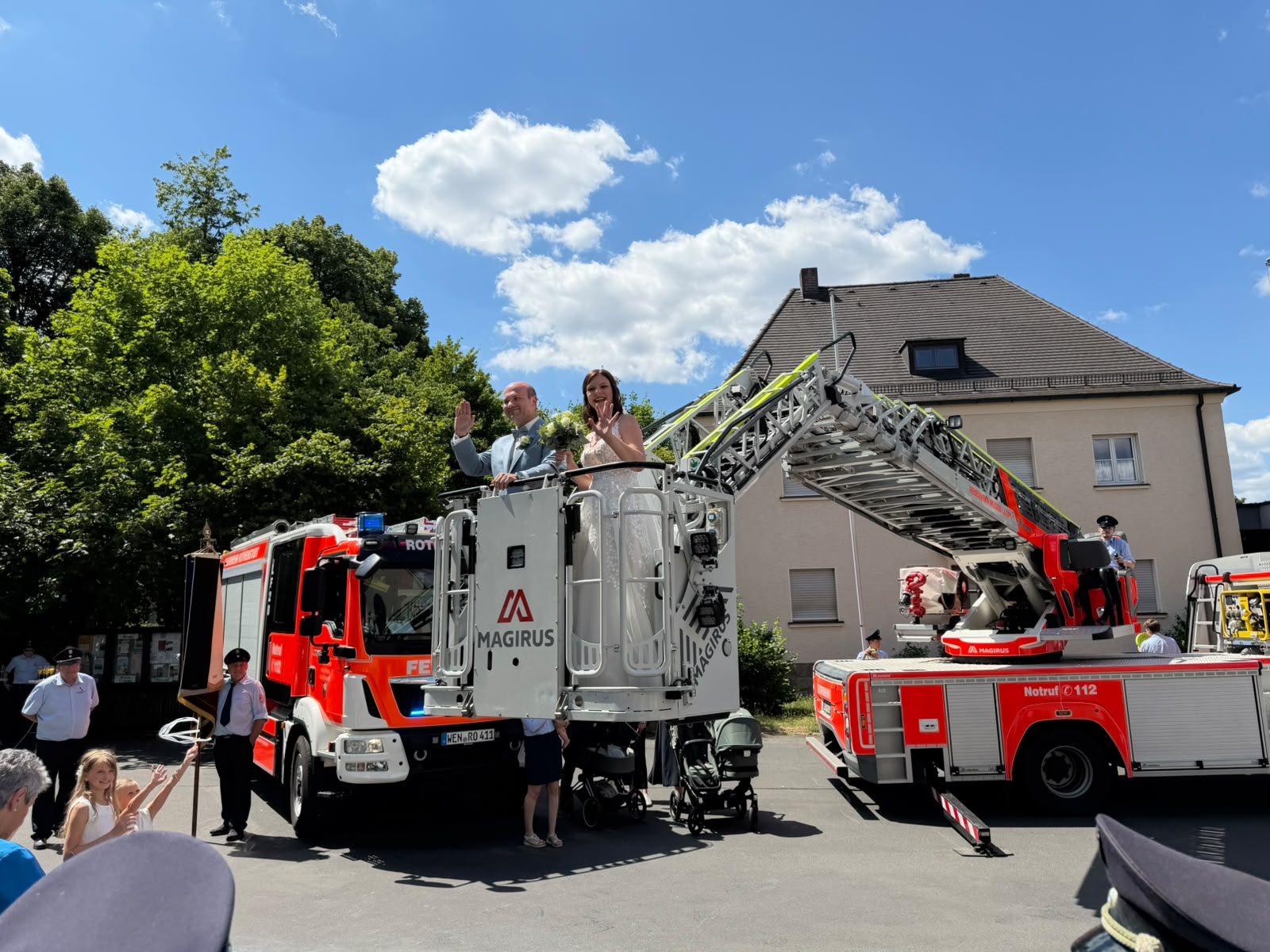 Zum Vergrößern klicken Das Brautpaar bei strahlendem Sonnenschein